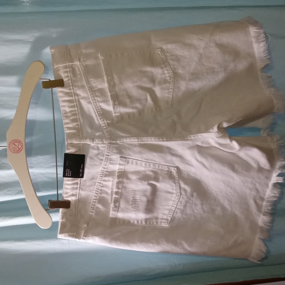 White High Rise Bermuda Shorts Distressed - Picture 8 of 11